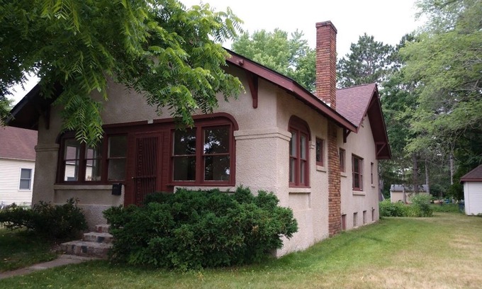 Amery Casa | Cozy, comfortable bungalow for your visit to Amery.
