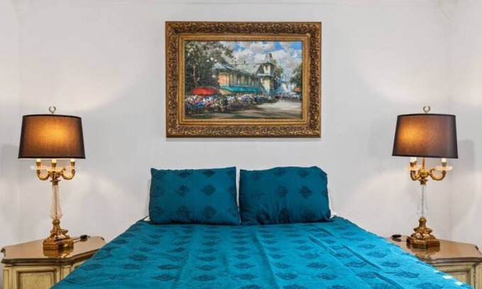 Oak Lawn Apartamento | Cozy Comfortable Classic Oaklawn Apartment