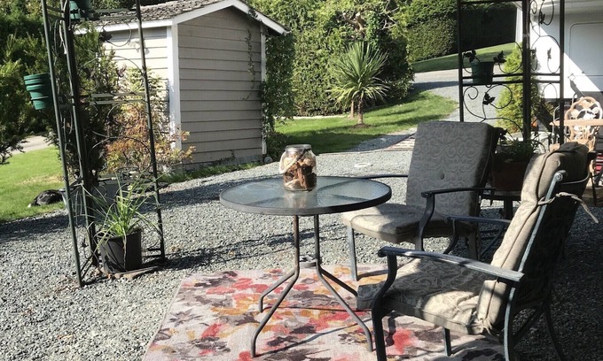 Brew Bay Casa | Cozy, Comfortable, Semi Waterfront Accommodations Just South of Powell River