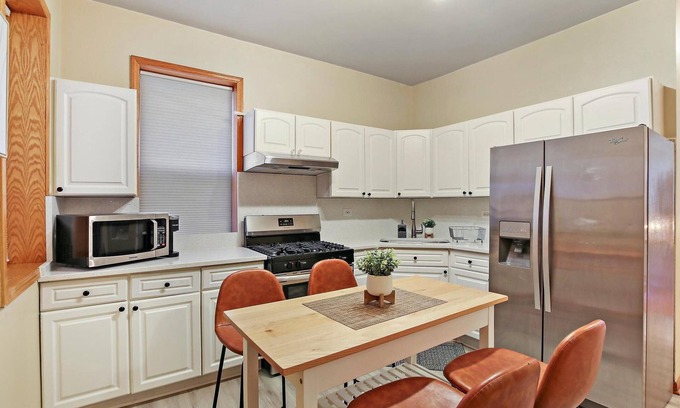 Irving Park Casa | Cozy & Comfy 5BR Building by O'Hare & Downtown