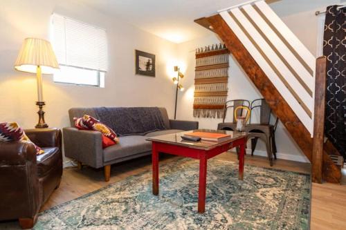 Mount Washington Casa | Cozy & Comfy Cottage in the City - w parking