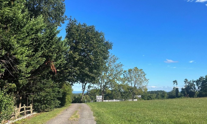 Ladiesburg Otro | Cozy completely remodeled Farmhouse. Beautiful views. 50+ acres.