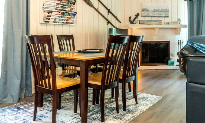 Lake Geneva Condominio | Cozy Condo at Interlaken! Stay & Play on Lake Como