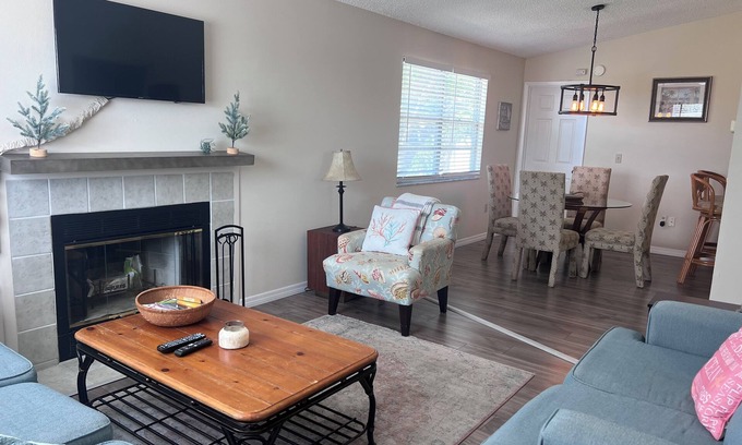 Bayshore Gardens Condominio | Cozy Condo close to IMG, SCF and beaches