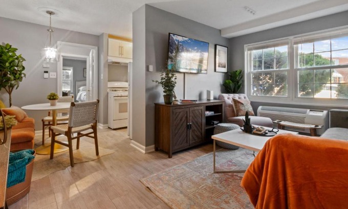 Huntington Apartamento | Cozy Condo in City: Just Steps to the Metro!