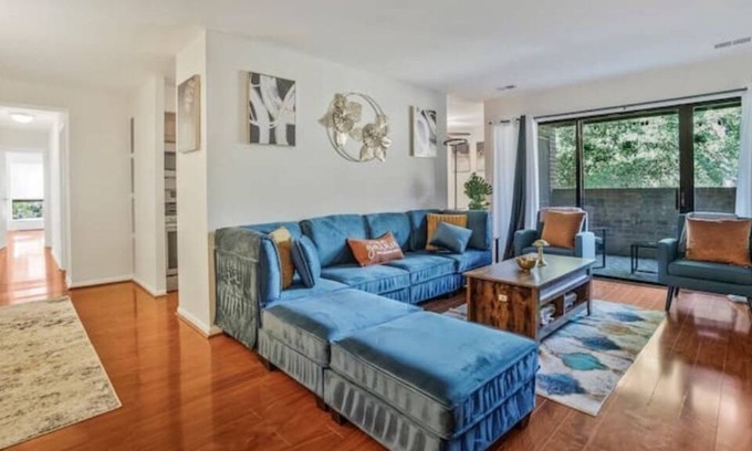 Reston Condominio | Cozy Condo in Reston, walking distance Wiehle Station, Near Reston Town Center