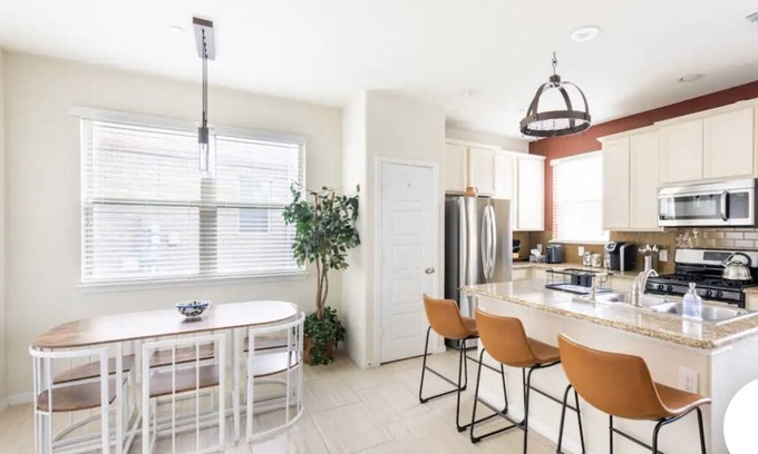 Round Rock Condominio | Cozy condo in Round Rock! Charm of Austin in a quiet setting. Pet friendly!
