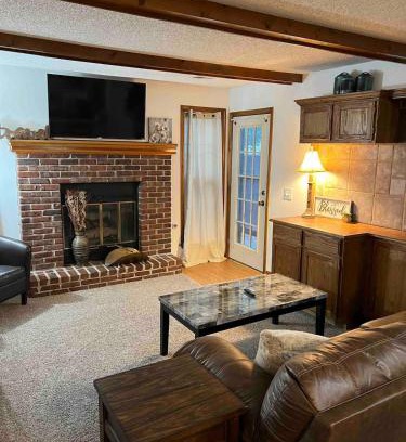 Shawnee Apartamento | Cozy condo in the perfect location with no stairs!