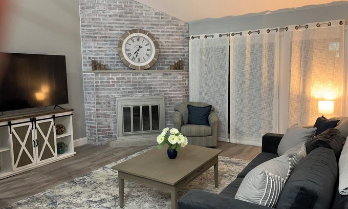 Bristol Condominio | Cozy condo just a minute walk from a beautiful private beach at Newfound Lake