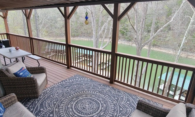 La Follette Condominio | Cozy Condo just steps from the water!