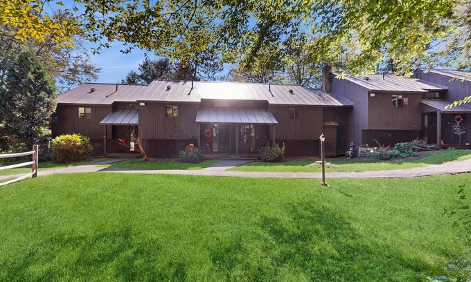 Quechee Condominio | Cozy condo w/balcony, river view, electric woodstove, w/d, wifi, kitchen, a/c