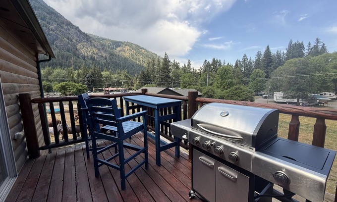 Joseph Condominio | Cozy condo with mountain views, gas grill, fireplace, balcony, washer & dryer