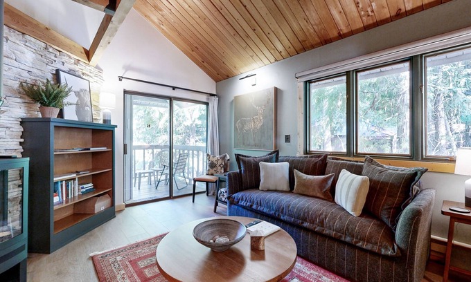Whitefish Condominio | Cozy condo with shared hot tub, pool, lake access, close to skiing