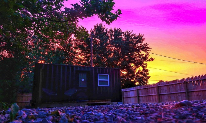 Chillicothe Cabina | Cozy Container House, King Bed, Pets, Wifi, 1 Night Stays, Griddle, Firepit