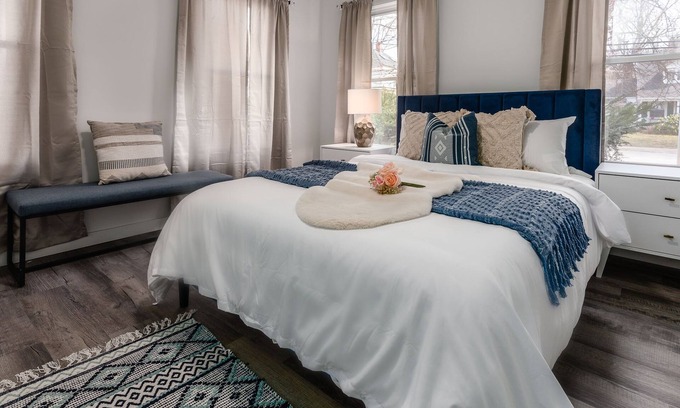 Kennebunk Condominio | Cozy Contemporary River's Edge Retreat