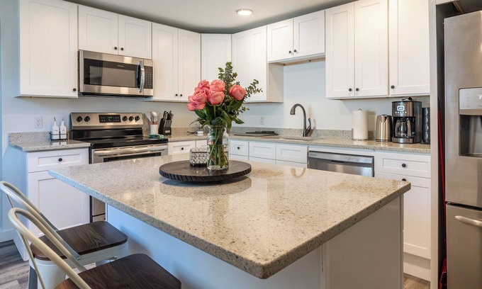 Kennebunk Condominio | Cozy Contemporary River's Edge Retreat