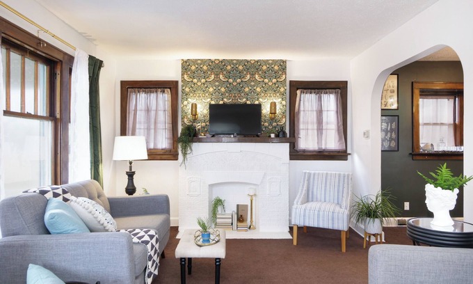 Akron Casa | Cozy, Convenient Getaway 3Bd2Ba dog-friendly home in wonderful Akron, OH