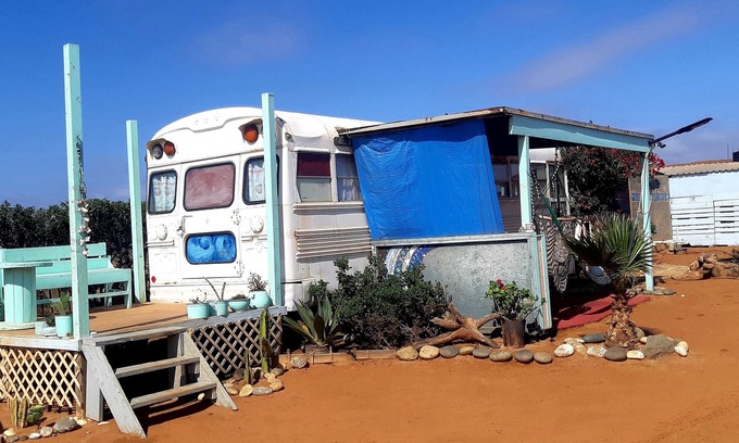 Vicente Guerrero Casa | Cozy converted bus located 10 min walk from the beach .