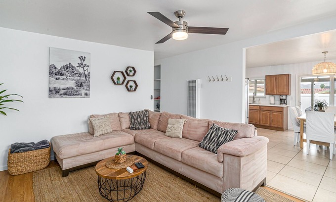 La Presa Casa | Cozy, Cool, Casa w/ WiFi, King Bed & Private Patio