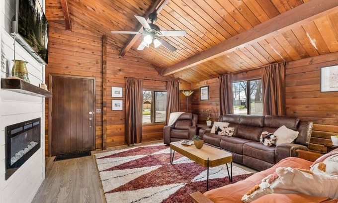 Sioux Falls Casa | Cozy Copper Cabin Lodge