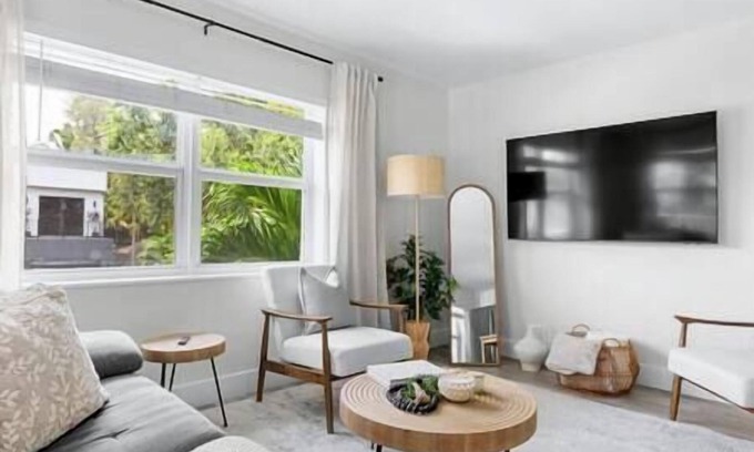 Hendricks and Venice Isles Condominio | Cozy corner condo, just renovated, pool views