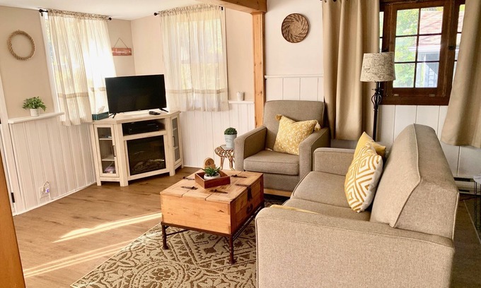 Historic Old Town Casa | Cozy cottage minutes to lake!