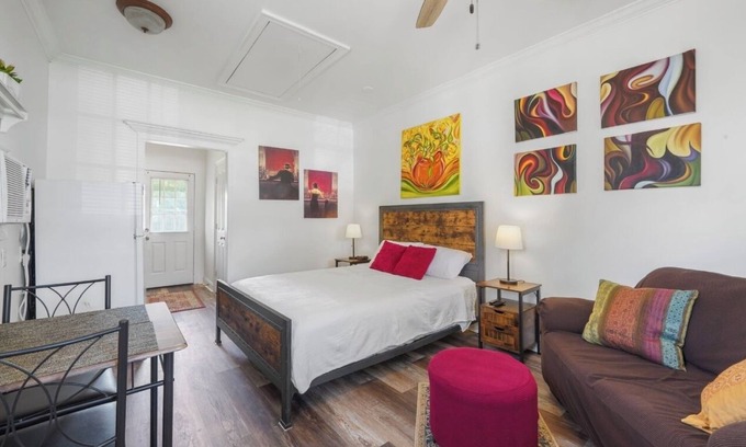 South Baton Rouge Cabaña | Cozy Cottage / 15 Minutes from LSU / Quiet Neighborhood