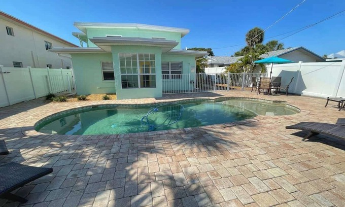 Port Canaveral Cabaña | Cozy Cottage 1BR w/sun room, 3 min walk to beach
