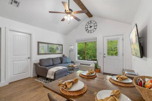 Grove Casa | Cozy Cottage 2 King Beds Grove Kayaks Washer/Dryer