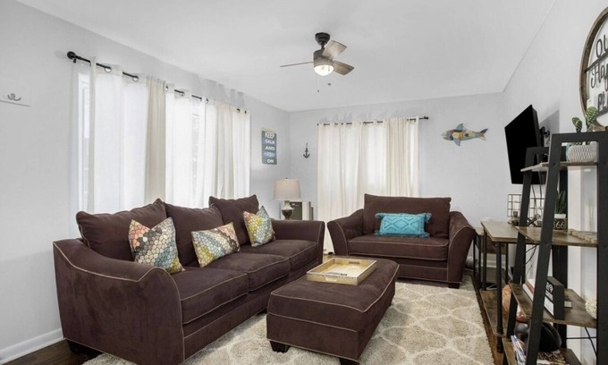 Riverside Casa | Cozy Cottage-2 miles to the beach