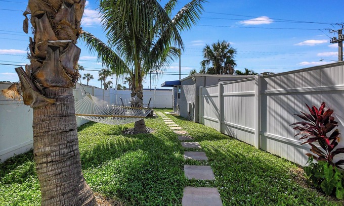 Delray Beach Casa | Cozy Cottage 5 Min to Beach – Perfect for Couples