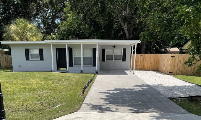Gulf Gate Estates Cabaña | Cozy cottage, 5 minutes from Siesta Key beach