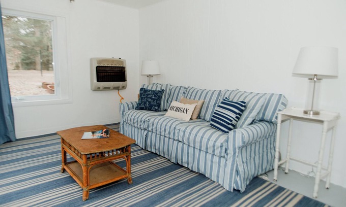 Shorewood-Tower Hills-Harbert Apartamento | Cozy Cottage by Lake MI&Dunes w/ Hot tub