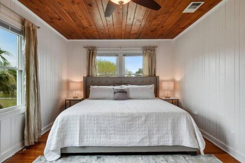 Gulfport Casa | Cozy cottage by the Sea -near downtown with patio!