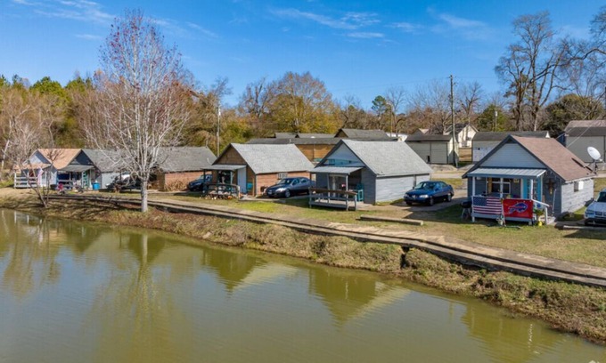 Phenix City Cabaña | Cozy cottage by the lake! 18c