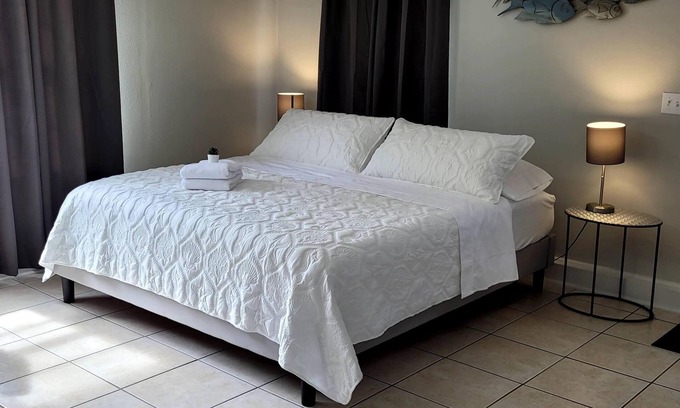 Mango Groves Cabaña | Cozy "Cottage Cove" in charming Lake Worth Beach