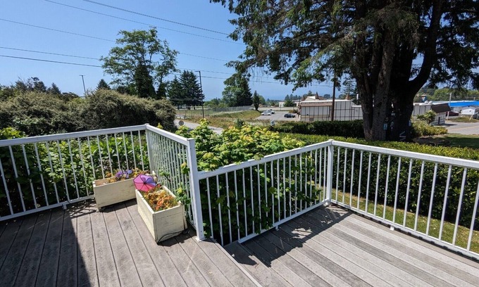 Brookings Casa | Cozy Cottage close to the Harbor and Beach!