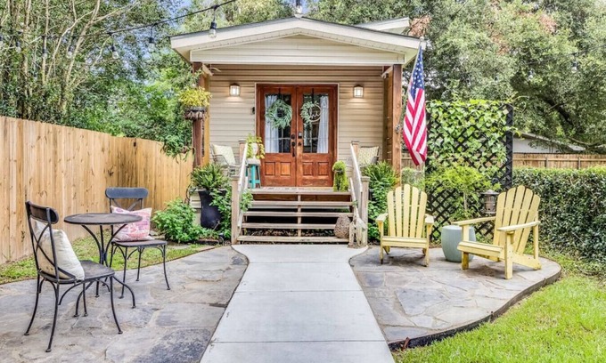 Lafayette Cabaña | Cozy Cottage · Cozy tiny house living w/ beautiful courtyard