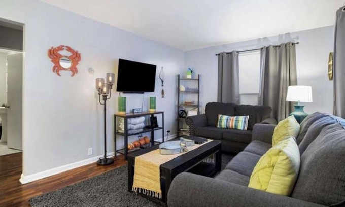 Riverside Casa | Cozy Cottage Getaway-Relax and Recharge-Minutes from Beaches