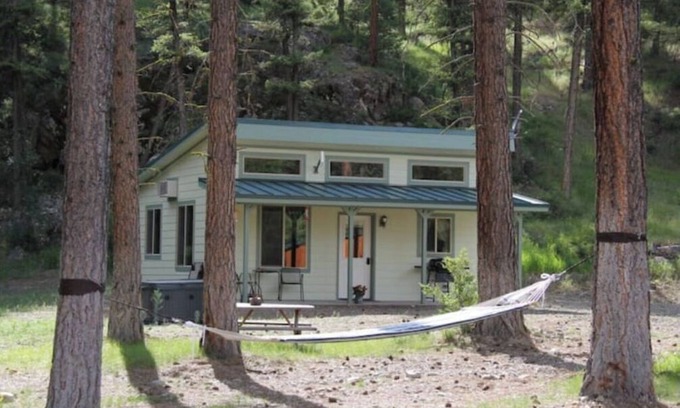 Tonasket Cabaña | Cozy Cottage~Hot Tub~Mini Golf! ~Aeneas Valley