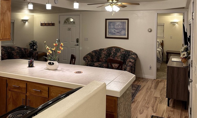 Kimberly Casa | Cozy Cottage House A with Double Carports