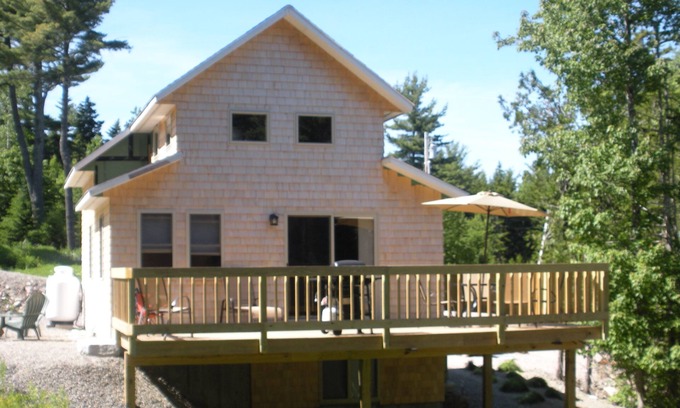 Southwest Harbor Cabaña | Nueva cabaña en la ciudad y en el bosque con un pequeño arroyo Junto