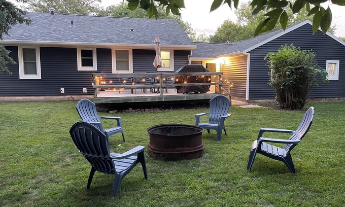 Arnolds Park Cabaña | Cozy Cottage in Arnolds Park. Close to everything!