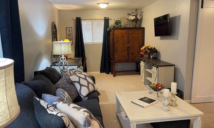 Cordova Cabaña | Cozy cottage in charming East Memphis with WiFi, AC