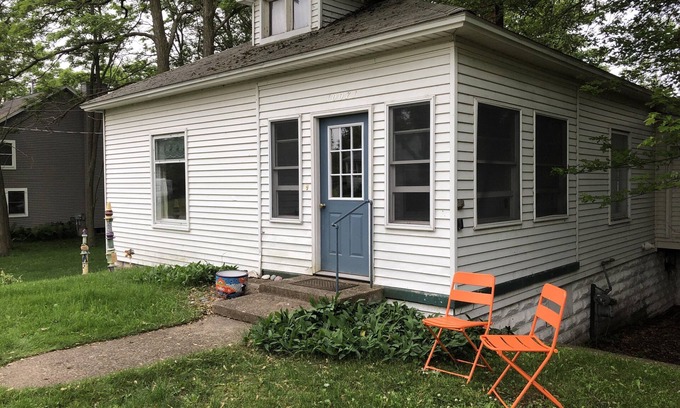 Empire Casa | Cozy Cottage in Empire walkable to Lake Michigan