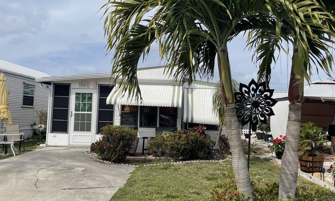 North Naples Cabaña | Cozy cottage in peaceful Naples close to beaches with WiFi, AC, fitness room