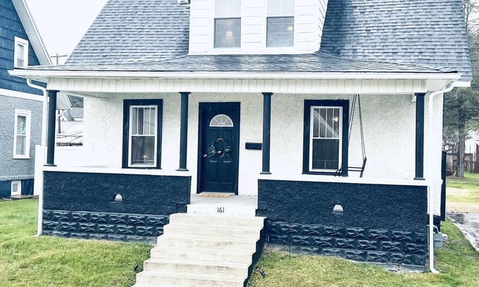 Tennerton Casa | Cozy Cottage in Perfect Location with Hot Tub!