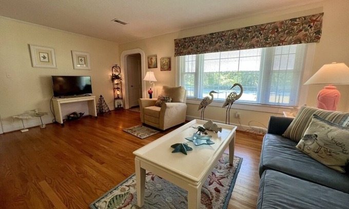 Marshallberg Casa | Cozy Cottage in quiet neighborhood not far from beaches