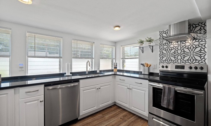 Osprey Cabaña | Cozy Cottage in south Sarasota Florida, Close to Beaches!