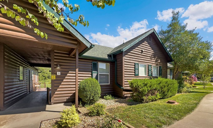 Camdenton Cabaña | Cozy Cottage Inside the Premier Old Kinderhook Golf Resort
